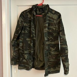 Camouflage zip up jacket w hood